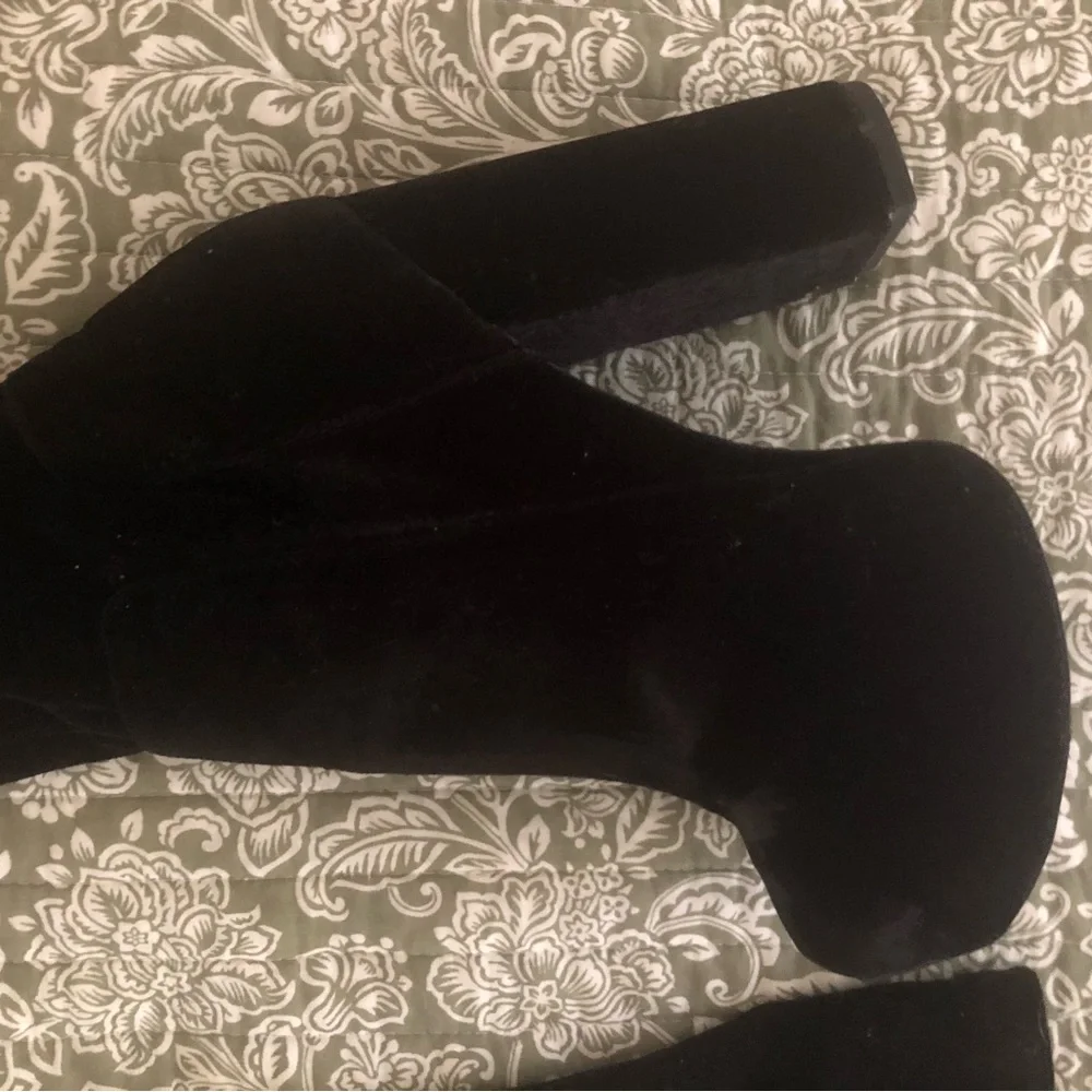 Elegant Black Thigh High Velvet Boots - Picture 4 of 4